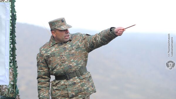 Офицер армянской армии на боевой позиции - Sputnik Արմենիա