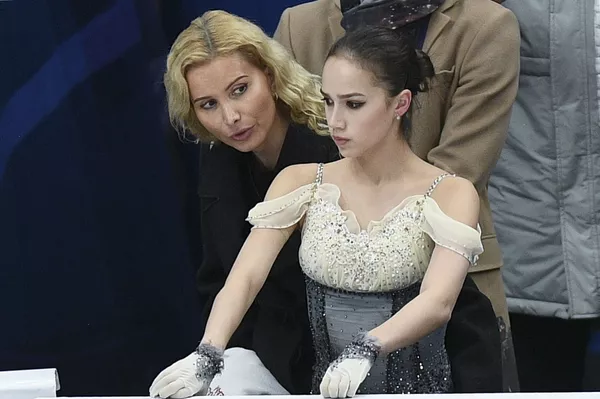 Алина Загитова (Россия) в короткой программе женского одиночного катания V этапа Гран-при по фигурному катанию (16 ноября 2018). Москвa - Sputnik Армения