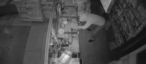 Следственный комитет опубликовал видео кражи планшета и 25000 драмов из аптеки - Sputnik Армения