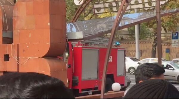 Խոշոր հրդեհ Երևանում. դեպքի վայր է մեկնել 6 մարտական հաշվարկ. տեսանյութեր - Sputnik Արմենիա