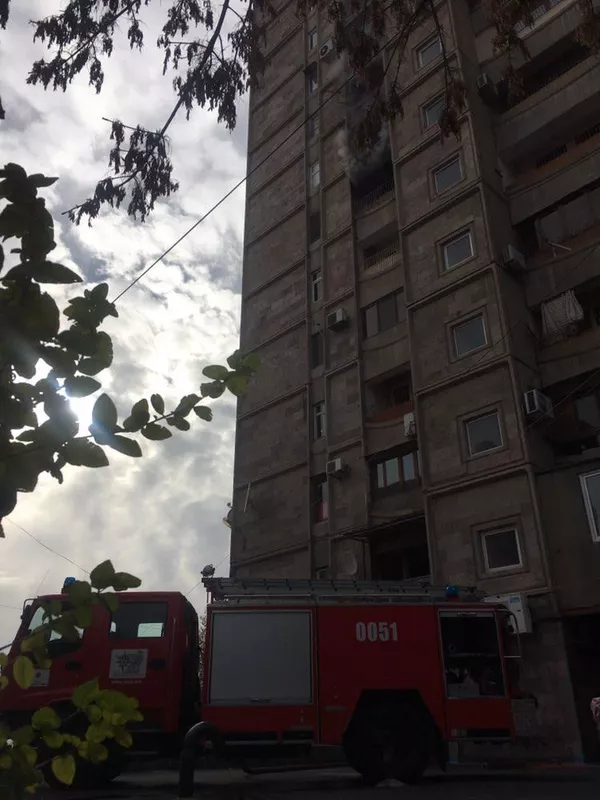 Пожар в высотке в центре Еревана: мужчина спас 80-летнюю женщину - видео Пожар в высотке в центре Еревана: мужчина спас 80-летнюю женщину - видео