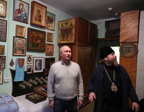 Путин посетил один из старейших мужских монастырей России - видео Путин посетил один из старейших мужских монастырей России - видео - Sputnik Армения