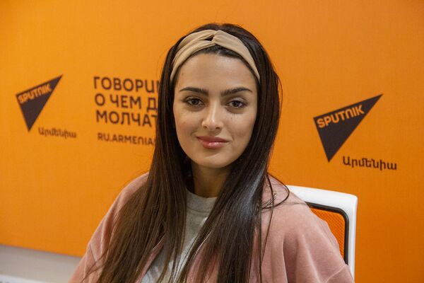 Вкусности поглощали большими порциями: откровения участницы Мисс Земля от Армении Вкусности поглощали большими порциями: откровения участницы Мисс Земля от Армении - Sputnik Армения