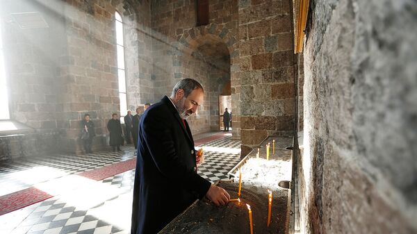 И.о. премьер-министра Армении Никол Пашинян в церкви Святой Богородицы (19 ноября 2018). Гавар - Sputnik Армения