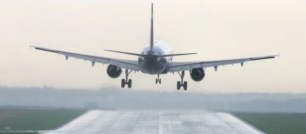 Самолет над взлетно-посадочной полосой в аэропорту Шереметьево. Самолет над взлетно-посадочной полосой в аэропорту Шереметьево. - Sputnik Армения