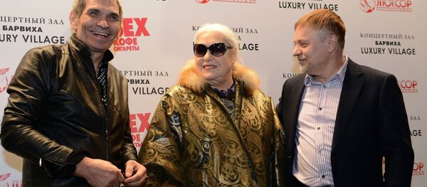 Продюсер Бари Алибасов, актриса Лидия Федосеева-Шукшина и режиссер Сергей Ольденбург Продюсер Бари Алибасов, актриса Лидия Федосеева-Шукшина и режиссер Сергей Ольденбург - Sputnik Армения