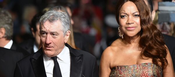 Роберт Де Ниро с супругой Грейс Хайтауэр перед показом фильма Руки камня (Hands of Stone) на 69-м Каннском кинофестивале (16 мая 2016). Канны Роберт Де Ниро с супругой Грейс Хайтауэр перед показом фильма Руки камня (Hands of Stone) на 69-м Каннском кинофестивале (16 мая 2016). Канны - Sputnik Армения