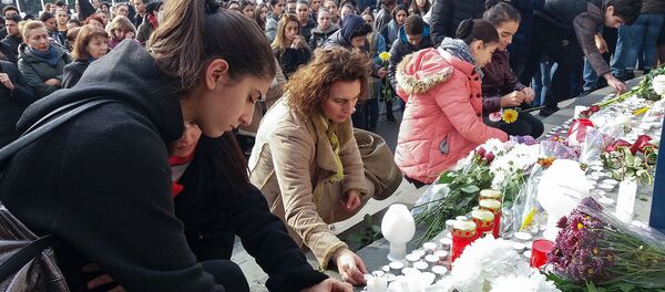 Ереванцы возложили цветы и зажгли свечи у входа в Национальный академический театр оперы и балета им. Спендиаряна (21 ноября 2018). Еревaн - Sputnik Արմենիա