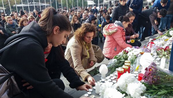 Ереванцы возложили цветы и зажгли свечи у входа в Национальный академический театр оперы и балета им. Спендиаряна (21 ноября 2018). Еревaн - Sputnik Արմենիա