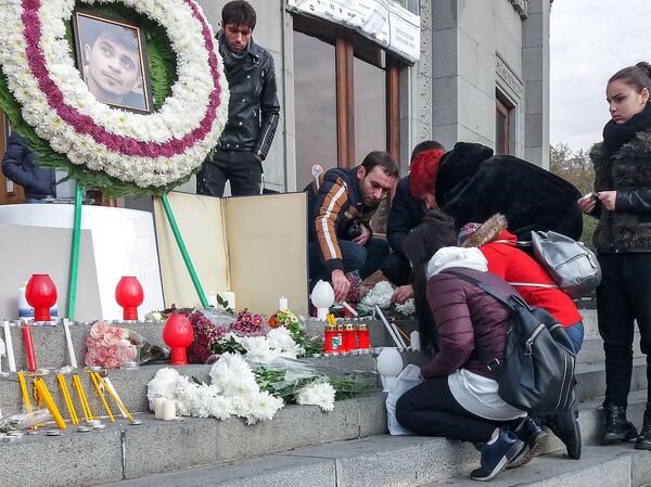 Անգամ տղամարդիկ են լալիս. Երևանում հրաժեշտ են տալիս 23-ամյա արտիստին. լուսանկարներ - Sputnik Արմենիա