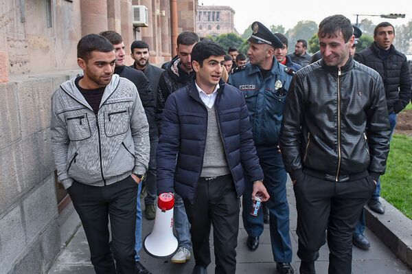 Пусть теперь Пашинян поддержит нас: участники Апрельской войны устроили митинг в Ереване Пусть теперь Пашинян поддержит нас: участники Апрельской войны устроили митинг в Ереване - Sputnik Армения