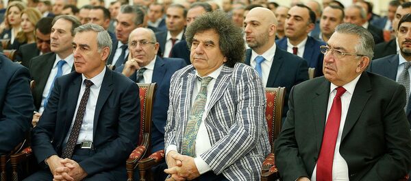 Встреча и.о. премьер-министра Никола Пашиняна и президента Армена Саркисяна с предпринимателями Армении (21 ноября 2018). Еревaн Встреча и.о. премьер-министра Никола Пашиняна и президента Армена Саркисяна с предпринимателями Армении (21 ноября 2018). Еревaн - Sputnik Армения