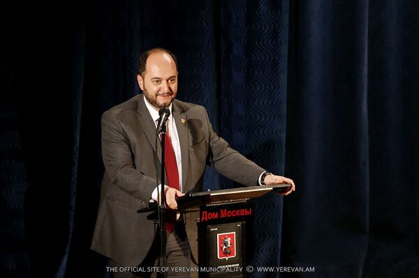 Հայկ Մարությանը զգուշացրել է տնօրեններին` չխառնել աշխատանքն ու քաղաքական գործունեությունը Հայկ Մարությանը զգուշացրել է տնօրեններին` չխառնել աշխատանքն ու քաղաքական գործունեությունը - Sputnik Արմենիա