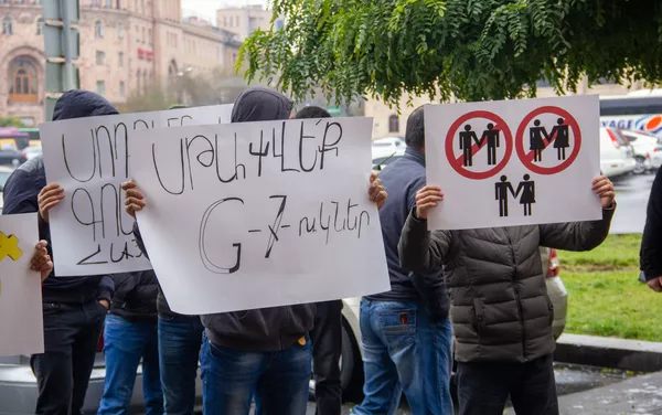 Акция протеста против ЛГБТ пропаганды в Армении перед Домом Правительства (22 ноября 2018). Еревaн Акция протеста против ЛГБТ пропаганды в Армении перед Домом Правительства (22 ноября 2018). Еревaн - Sputnik Армения