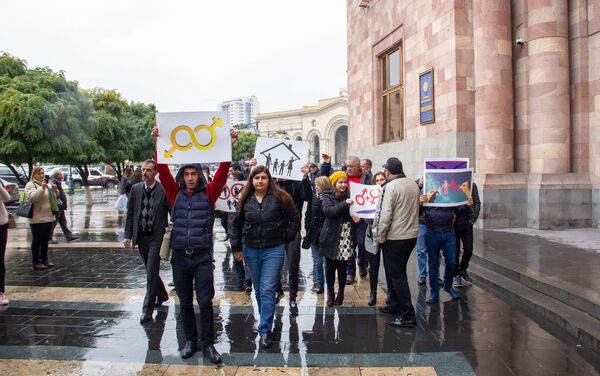 Акция протеста против ЛГБТ пропаганды в Армении перед Домом Правительства (22 ноября 2018). Еревaн - Sputnik Армения