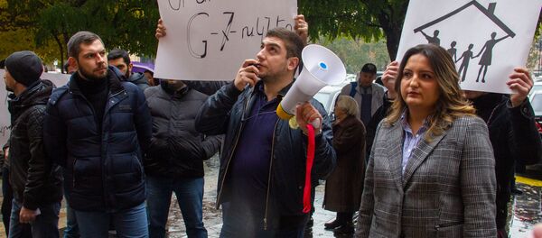 Акция протеста против ЛГБТ пропаганды в Армении перед Домом Правительства (22 ноября 2018). Еревaн - Sputnik Армения