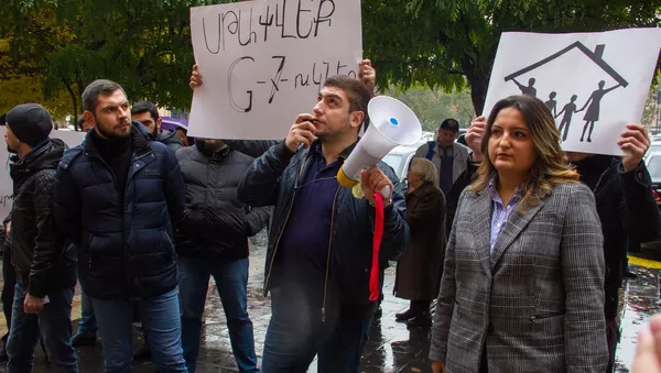 Акция протеста против ЛГБТ пропаганды в Армении перед Домом Правительства (22 ноября 2018). Еревaн - Sputnik Армения