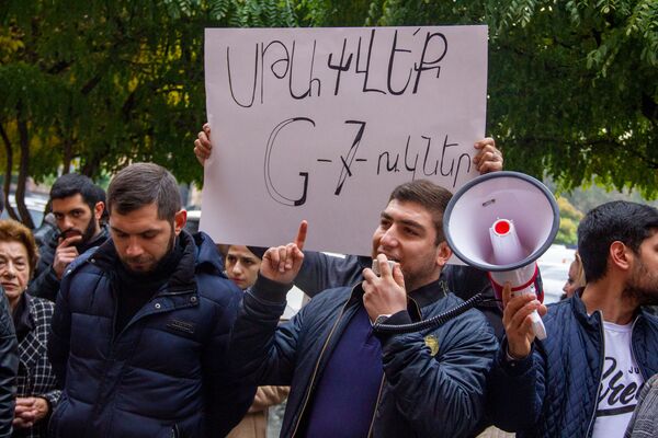 Акция протеста против ЛГБТ пропаганды в Армении перед Домом Правительства (22 ноября 2018). Еревaн - Sputnik Армения