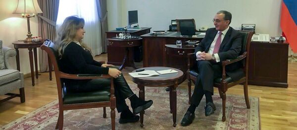 И.о. министра иностранных дел Зограб Мнацаканян во время интервью газете Аравот И.о. министра иностранных дел Зограб Мнацаканян во время интервью газете Аравот - Sputnik Армения