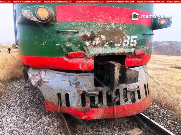 На севере Армении КрАЗ столкнулся с электричкой - Sputnik Армения