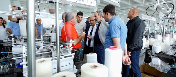 Премьер-министр Никол Пашинян посетил завод компании “Тавуш текстиль” (10 августа 2018). Берд - Sputnik Армения