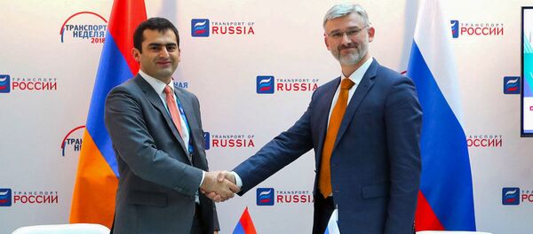 Главы Минтранса РА и РФ Акоп Аршакян и Евгений Дитрих подписали соглашение о создании и деятельности Международного бюро по расследованию авиационных происшествий и серьезных инцидентов в рамках ЕАЭС (22 ноября 2018). Москвa - Sputnik Արմենիա