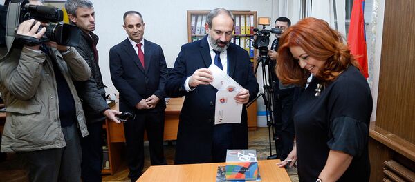 И.о. премьер-министра Никол Пашинян посетил офис фонда Айастан (22 ноября 2018). Еревaн И.о. премьер-министра Никол Пашинян посетил офис фонда Айастан (22 ноября 2018). Еревaн - Sputnik Արմենիա