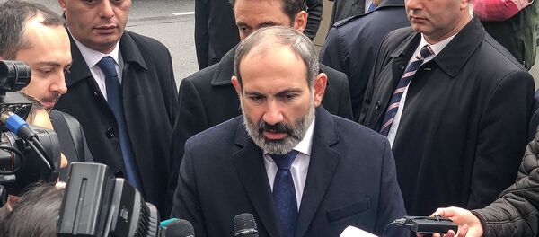 И.о. премьер-министра Никол Пашинян ответил на вопросы журналистов во время прогулки по Старому Еревану (23 ноября 2018). Ереван - Sputnik Армения