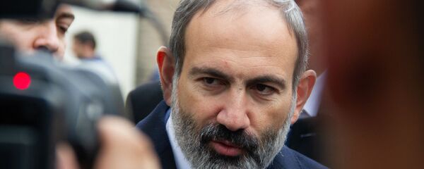 И.о. премьер-министра Никол Пашинян ответил на вопросы журналистов во время прогулки по Старому Еревану (23 ноября 2018). Ереван - Sputnik Армения