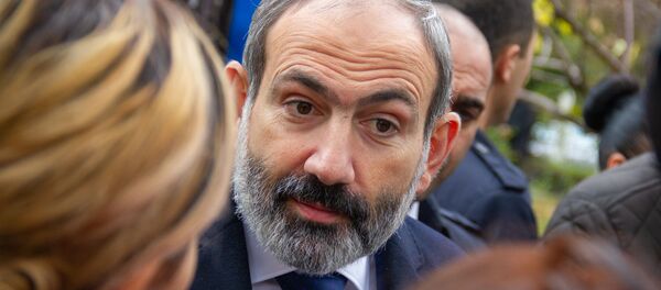 И.о. премьер-министра Никол Пашинян ответил на вопросы журналистов во время прогулки по Старому Еревану (23 ноября 2018). Ереван И.о. премьер-министра Никол Пашинян ответил на вопросы журналистов во время прогулки по Старому Еревану (23 ноября 2018). Ереван - Sputnik Արմենիա