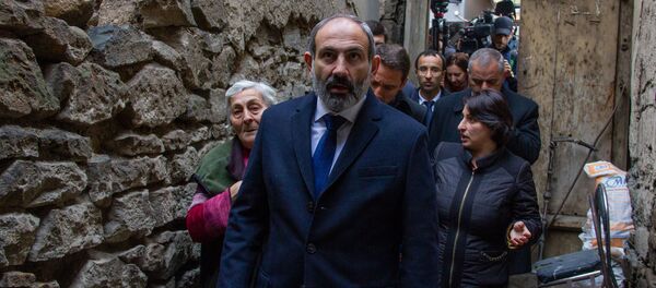 И.о. премьер-министра Никол Пашинян во время прогулки по Старому Еревану (23 ноября 2018). Ереван - Sputnik Արմենիա