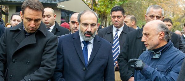 И.о. премьер-министра Никол Пашинян во время прогулки по Старому Еревану (23 ноября 2018). Ереван - Sputnik Армения