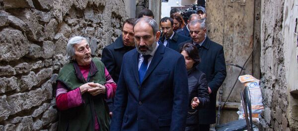 И.о. премьер-министра Никол Пашинян во время прогулки по Старому Еревану (23 ноября 2018). Ереван - Sputnik Армения