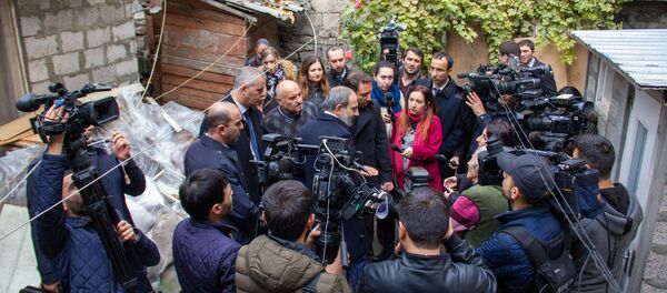 И.о. премьер-министра Никол Пашинян ответил на вопросы журналистов во время прогулки по Старому Еревану (23 ноября 2018). Ереван - Sputnik Արմենիա