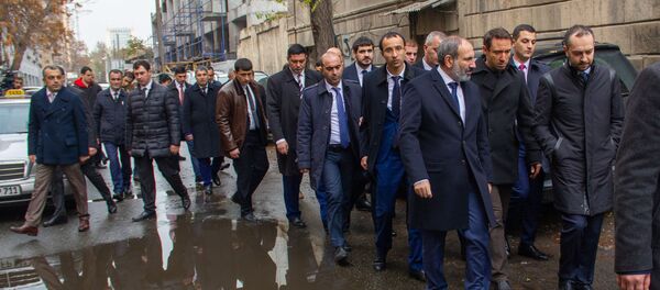 И.о. премьер-министра Никол Пашинян во время прогулки по Старому Еревану (23 ноября 2018). Ереван И.о. премьер-министра Никол Пашинян во время прогулки по Старому Еревану (23 ноября 2018). Ереван - Sputnik Արմենիա