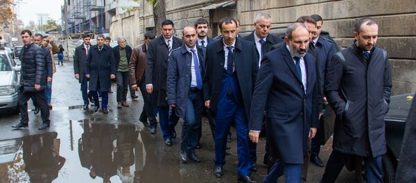 И.о. премьер-министра Никол Пашинян во время прогулки по Старому Еревану (23 ноября 2018). Ереван - Sputnik Արմենիա