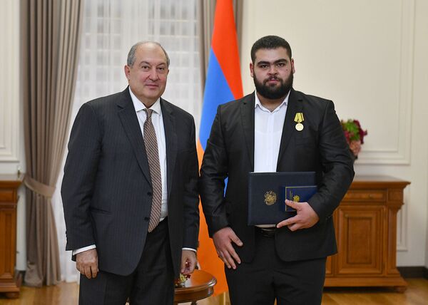 Победы в спорте и политике: президент Армении наградил тяжелоатлетов и дипломатов Победы в спорте и политике: президент Армении наградил тяжелоатлетов и дипломатов - Sputnik Армения