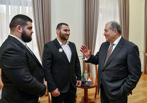 Победы в спорте и политике: президент Армении наградил тяжелоатлетов и дипломатов Победы в спорте и политике: президент Армении наградил тяжелоатлетов и дипломатов - Sputnik Армения