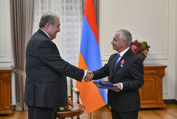 Победы в спорте и политике: президент Армении наградил тяжелоатлетов и дипломатов Победы в спорте и политике: президент Армении наградил тяжелоатлетов и дипломатов - Sputnik Армения