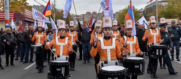 Присоединившиеся к шествию Никола Пашиняна граждане (24 ноября 2018). Еревaн - Sputnik Армения
