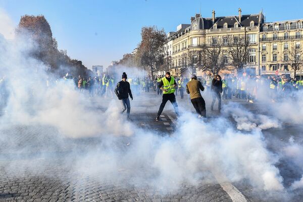 Демонстранты в Париже разносят вековые булыжники: полиция применила слезоточивый газ Демонстранты в Париже разносят вековые булыжники: полиция применила слезоточивый газ - Sputnik Армения
