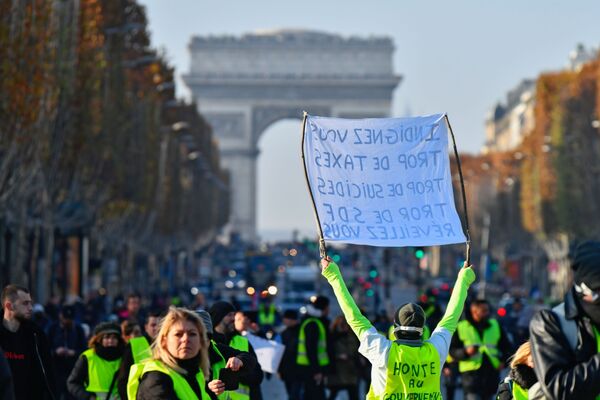 Демонстранты в Париже разносят вековые булыжники: полиция применила слезоточивый газ Демонстранты в Париже разносят вековые булыжники: полиция применила слезоточивый газ - Sputnik Армения