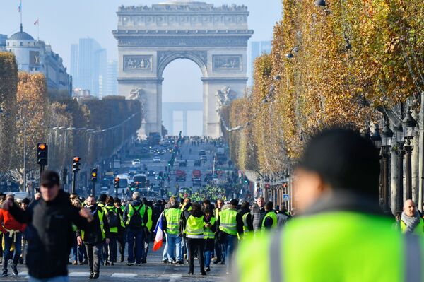 Ցուցարարները քանդել են Փարիզի դարավոր սալաքարերը․ տեսանյութ Ցուցարարները քանդել են Փարիզի դարավոր սալաքարերը․ տեսանյութ - Sputnik Արմենիա