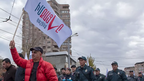 Присоединившиеся к шествию Никола Пашиняна граждане (24 ноября 2018). Еревaн - Sputnik Армения