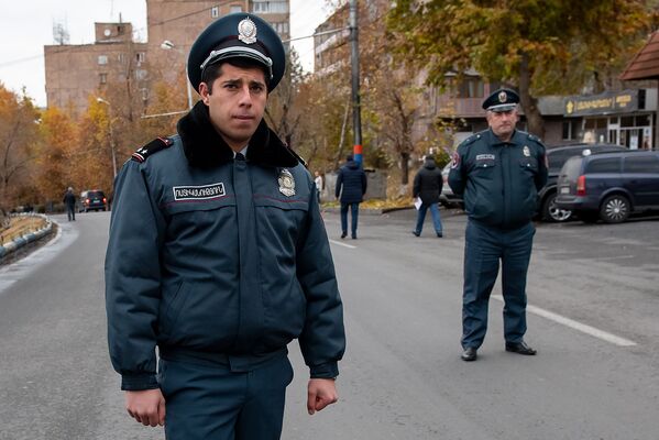 Сотрудник полиции во время шествия Никола Пашиняна (24 ноября 2018). Еревaн - Sputnik Армения