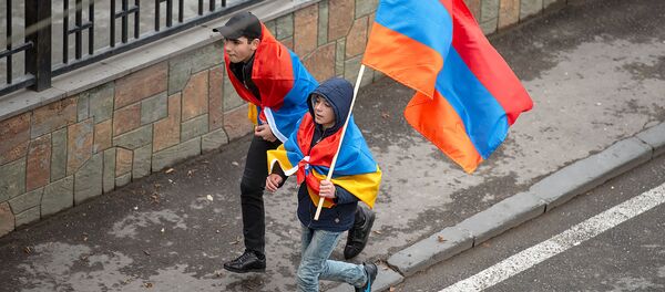 Присоединившиеся к шествию Никола Пашиняна граждане (24 ноября 2018). Еревaн - Sputnik Армения