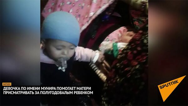 Малышка с соской во рту убаюкивает брата - умилительное видео из Баткена - Sputnik Արմենիա