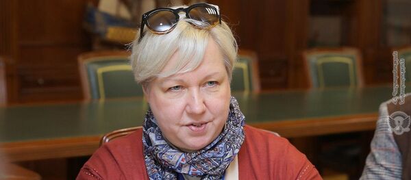 Руководитель миссии наблюдателей за выборами БДИПЧ/ОБСЕ Уршула Гачек на встрече с и.о. министра обороны Давидом Тонояном (24 ноября 2018). Еревaн - Sputnik Армения