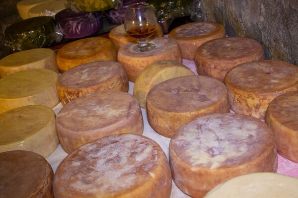 Четыре звоночка и Армезан: семья Микаэлянов создает царство сыров с ароматом коньяка - Sputnik Армения