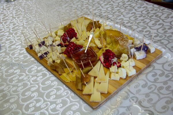 Четыре звоночка и Армезан: семья Микаэлянов создает царство сыров с ароматом коньяка - Sputnik Армения